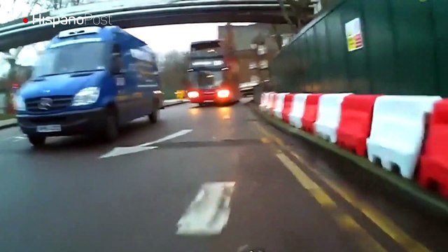 Imprudente conductor de autobus estuvo cerca de arrollar a un ciclista
