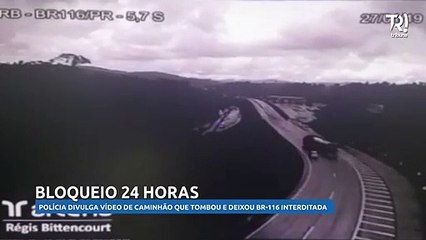 Caminhão tomba na BR-116 e deixa rodovia bloqueada