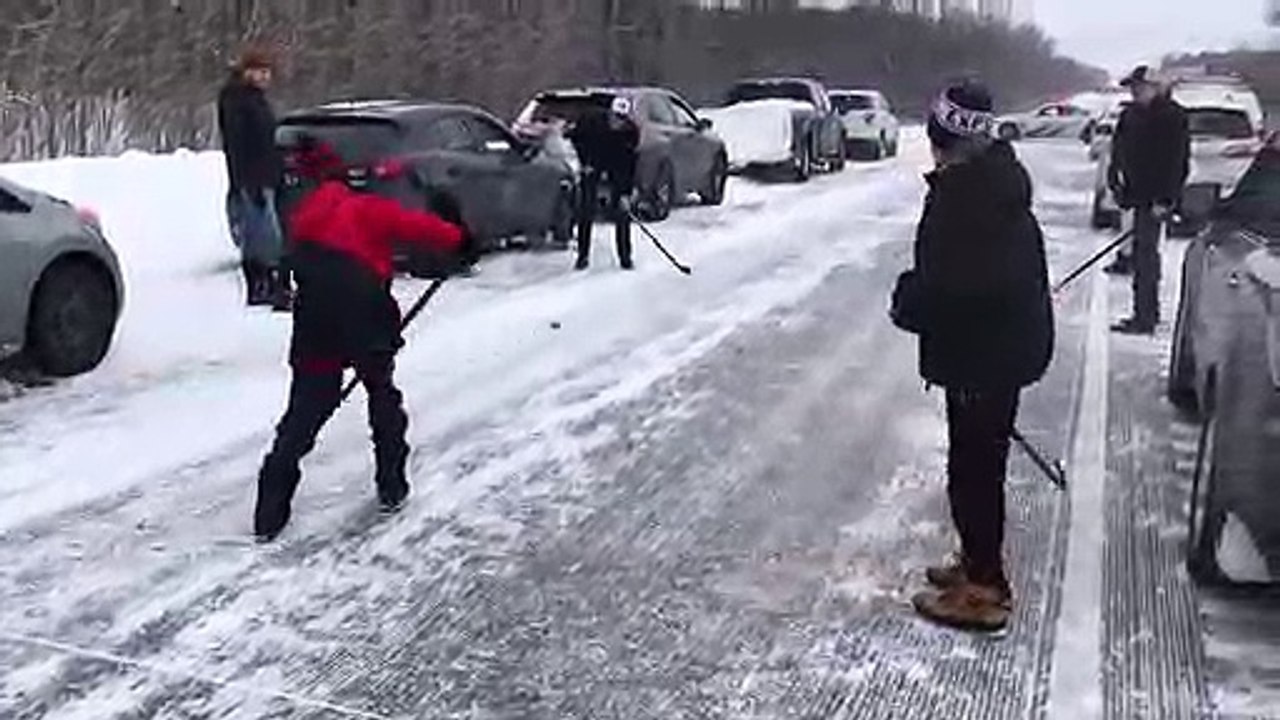 Bloqués sur la route, ces automobilistes jouent au hockey