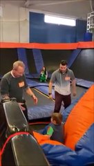 Faire du trampoline avec papa c'est un peu dangereux