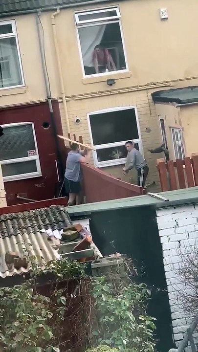 Querelle de voisinage, ils s'embrouillent et se balancent des planches en bois !