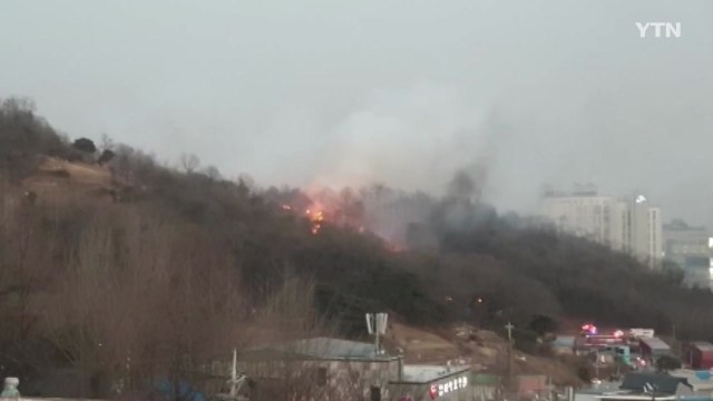 경기도 산불 잇따라...졸음 쉼터 트럭 전소 / YTN