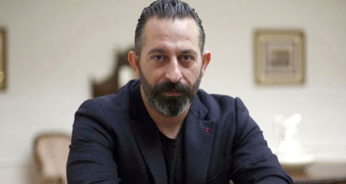 Cem Yılmaz'dan Takipçisine Piyano Jesti!