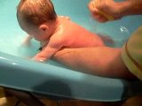15 jours (2) bain avec papa