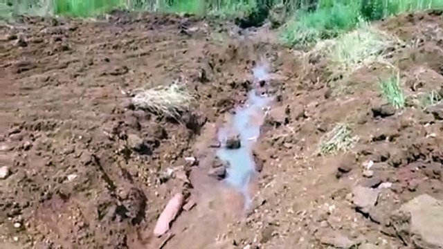 Após rompimento de cano, dejetos estão sendo jogados em riacho