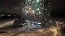 Un dron atraviesa un 'mar' de fuegos artificiales en Moscú