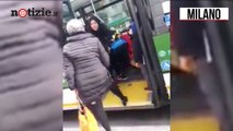 Milano, lite sull’autobus: straniera insultata da un'anziana per problemi di spazio | Notizie.it