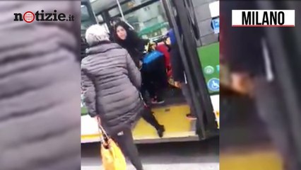 Milano, lite sull’autobus: straniera insultata da un'anziana per problemi di spazio | Notizie.it