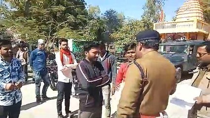 Villagers arguing with police in front of Khujner police station