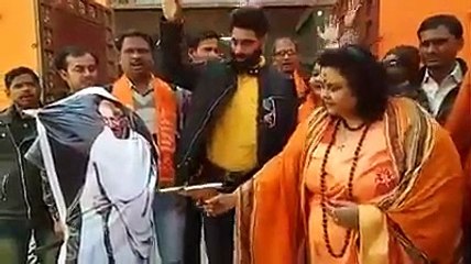 On Gandhi's death anniversary, Indian woman shoots Mahatma Gandhi effigy