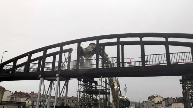 Grignotage de la passerelle avec une pelle mécanique dotée d'une pince broyeuse