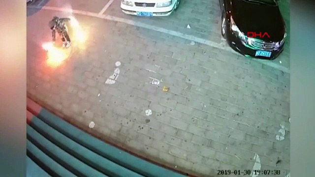 Çocuk, rögara havai fişek attı, patlama oldu