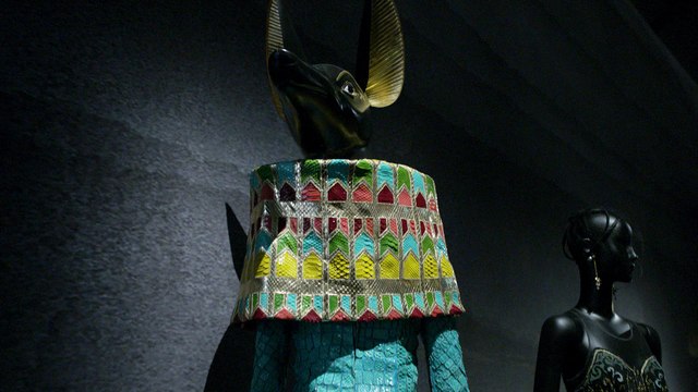 La scénographie de l'exposition Christian Dior: Designer of Dreams à Londres