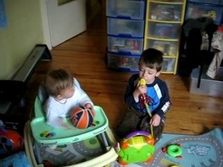 Robin chante et Martin voudrait bien faire pareil