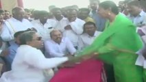 Siddaramaiah Misbehaves With Women In Public Meeting | Oneindia Telugu