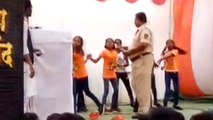 Constable suspended for showing cash to School Girls During Republic Day Event | Oneindia News
