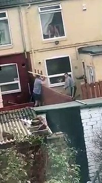 Altercation entre voisins avec des planches de bois