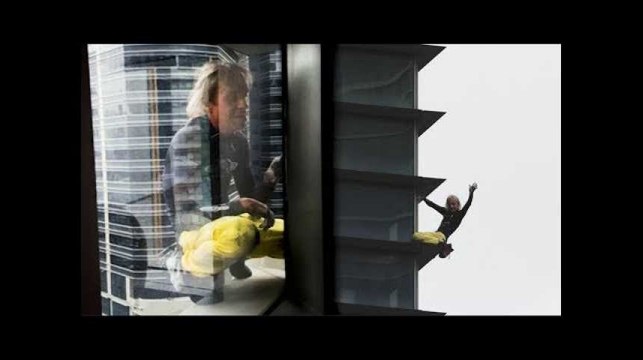 Le Spiderman français Alain Robert escalade un nouvel immeuble