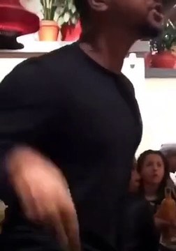 Ce jeune homme crie à toute voix dans un restaurant devant tout le monde