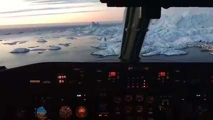 Un pilote filme son atterrissage sur une piste au décor presque irréel depuis le cockpit