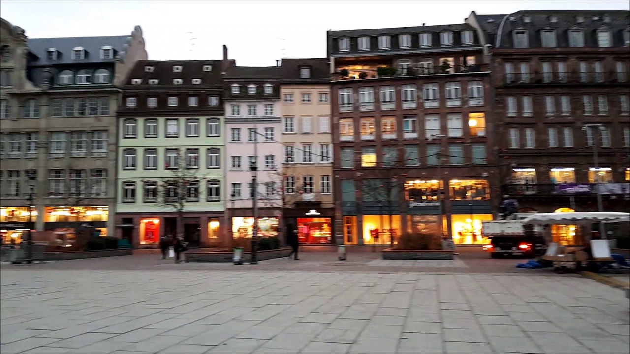 Le démontage du grand sapin de la place Kléber à Strasbourg.