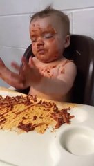 Quand tu hésites entre manger ou dormir...