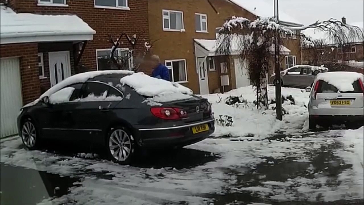 Il n'aurait jamais dû ouvrir son coffre... Pas de chance