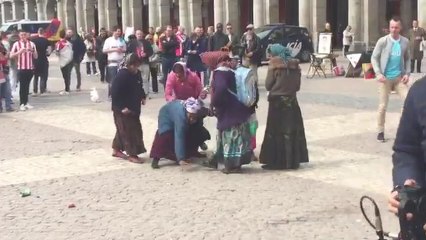 Aficionados del PSV se mofan de unas gitanas en la Plaza Mayor de Madrid