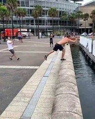 Tải video: Il réalisé un saut de précision sur un poteau d'amarrage