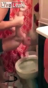Une mère punit son fils en lui mettant la tête dans les toilettes !