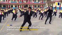 Un directeur d'école fait danser les élèves tous les matins dans une chorégraphie très fun