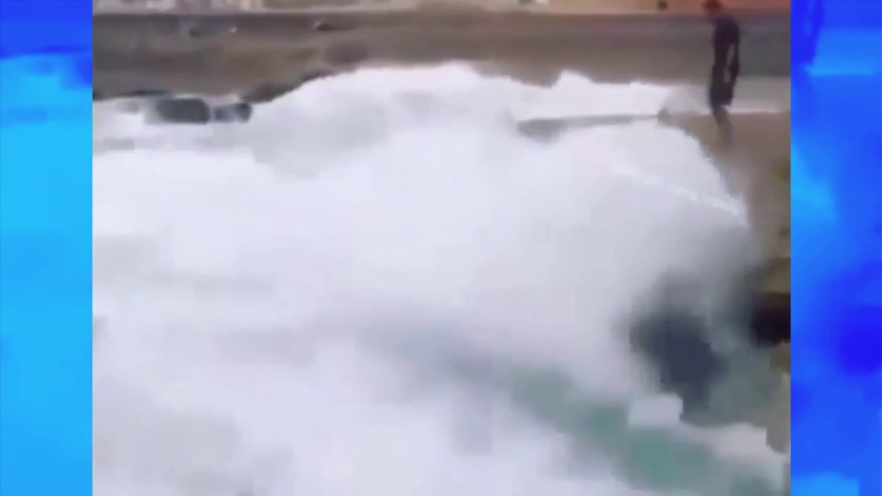 Un homme inconscient tombe dans une mer déchaînée