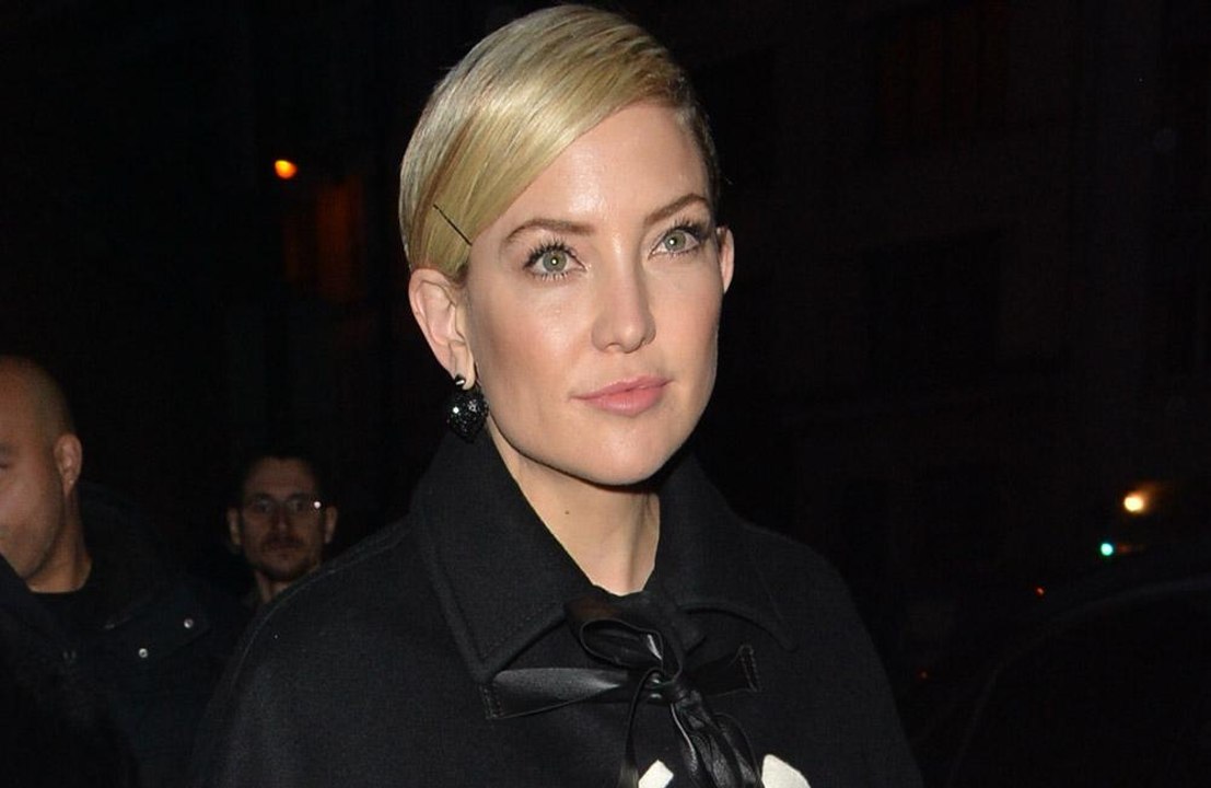 Após polêmica, Kate Hudson esclarece comentários sobre criar filha sem gênero