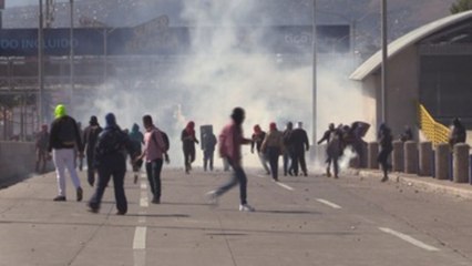 Grupo de presuntos estudiantes hondureños protestan frente a Universidad estatal (C)