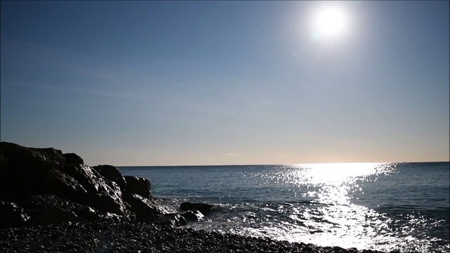 Vagues en bord de mer à Nice