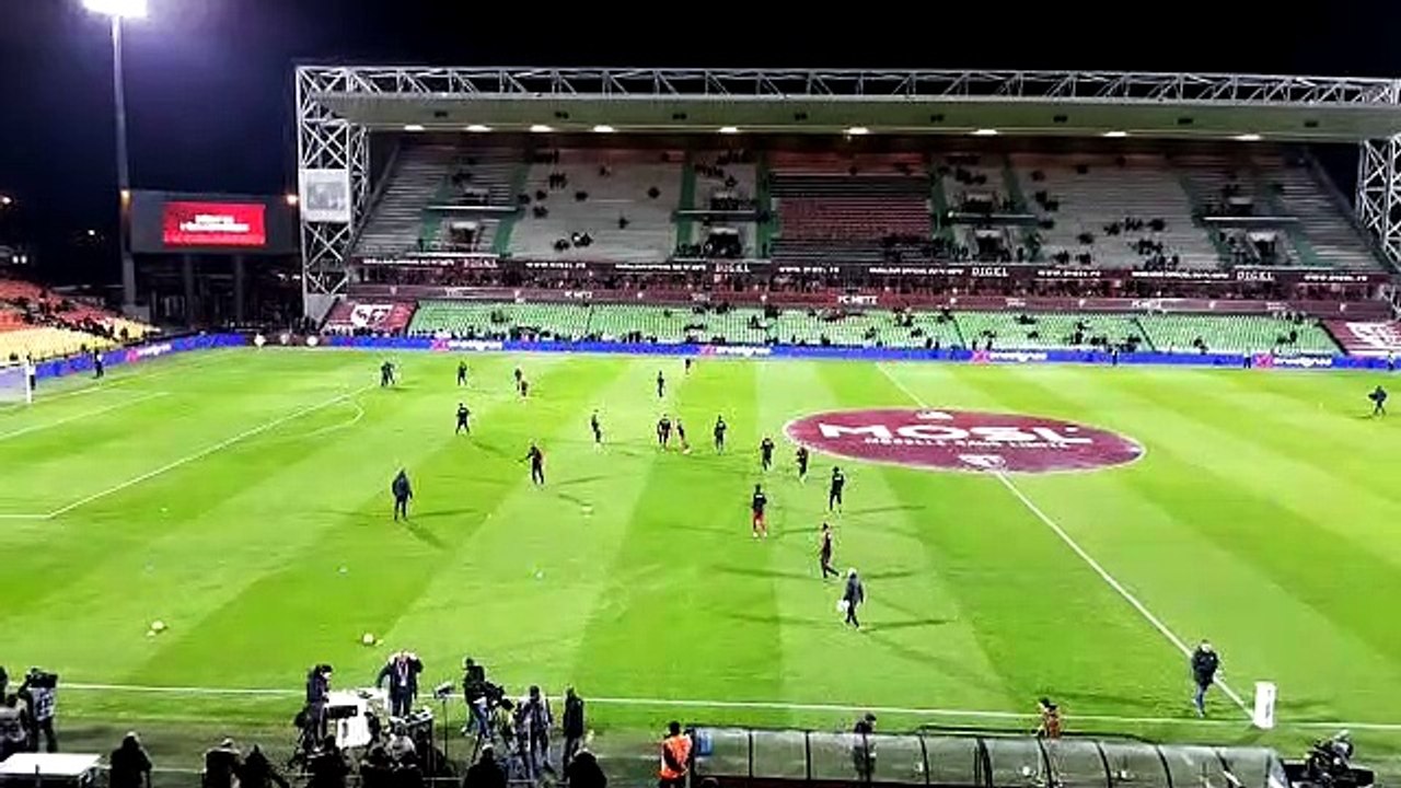 L'entrée des joueurs messins sur la pelouse de Saint-Symphorien 40 minutes avant le coup d'envoi du derby