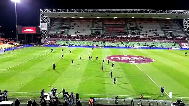 L'entrée des joueurs messins sur la pelouse de Saint-Symphorien 40 minutes avant le coup d'envoi du derby