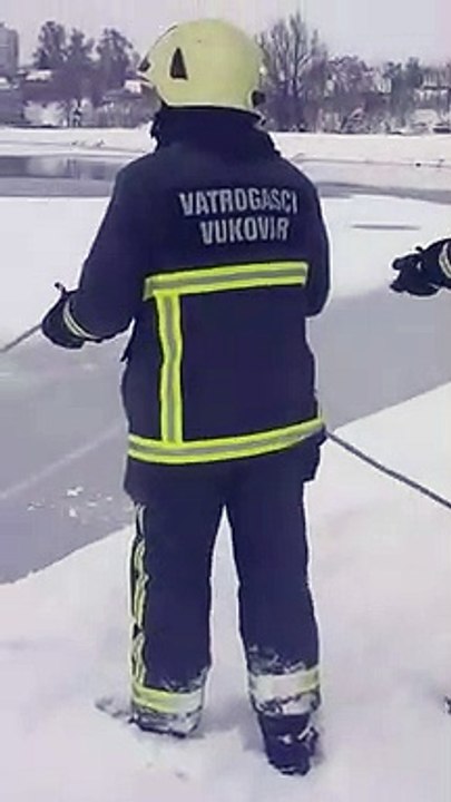 Sauvetage d'un chien prisonnier de la glace par un pompier sur un lac gelé !