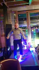 Entraîné dans la danse, Papy tombe du podium en pleine soirée !