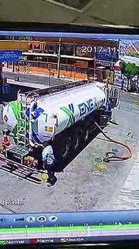 Camionista de camião-cisterna esquece-se do travão de mão e o que se seguiu foi uma verdadeira trapalhada