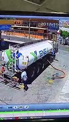 Camionista de camião-cisterna esquece-se do travão de mão e o que se seguiu foi uma verdadeira trapalhada