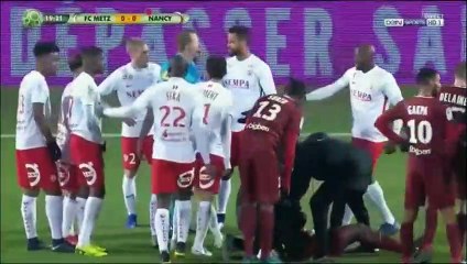 Malaly Dembele red card for a kick in the nuts vs Metz!