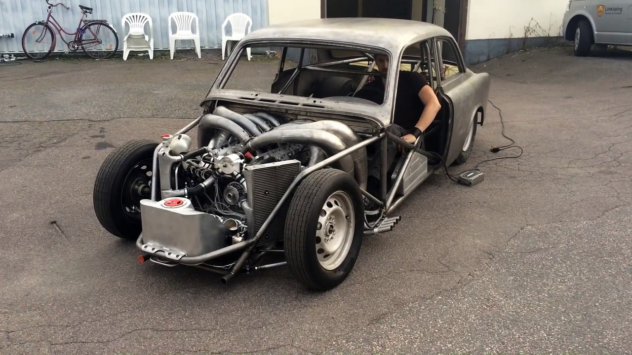 Il construit un dragster V8 à partir d'une vieille voiture volvo...