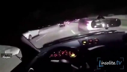 Descargar video: Ce chauffard conduit à toute vitesse sur une autoroute bondée