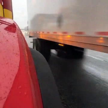 Il tombe en panne en camion sur l'autoroute et filme les véhicules qui le frôlent... Terrifiant