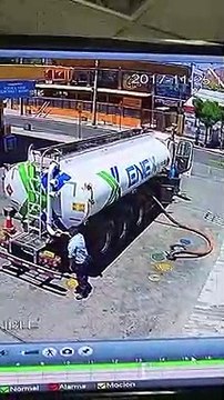La boulette de la journée pour ce conducteur de camion... FAIL