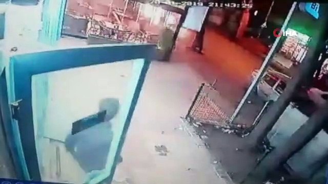 Fren yerine gaza bastı, fırına daldı