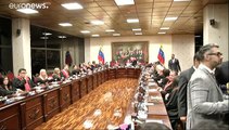 المحكمة العليا في فنزويلا تجمد حسابات زعيم المعارضة خوان غوايدو وتحظر سفره