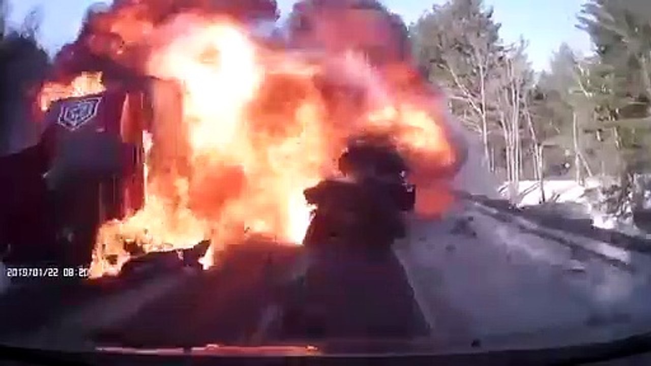 Explosion après une collision frontale entre une Jeep et un camion (New Hampshire)