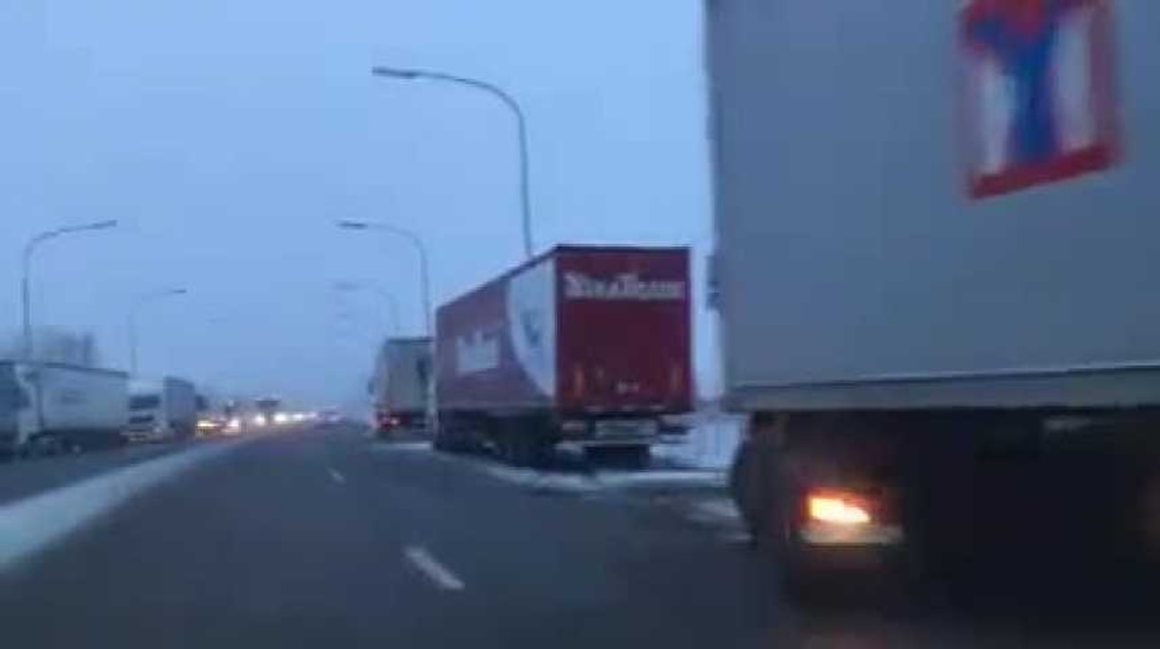 Hensies: les camions interdits en France bloquent la frontière (Vidéo Eric Thiébaut)